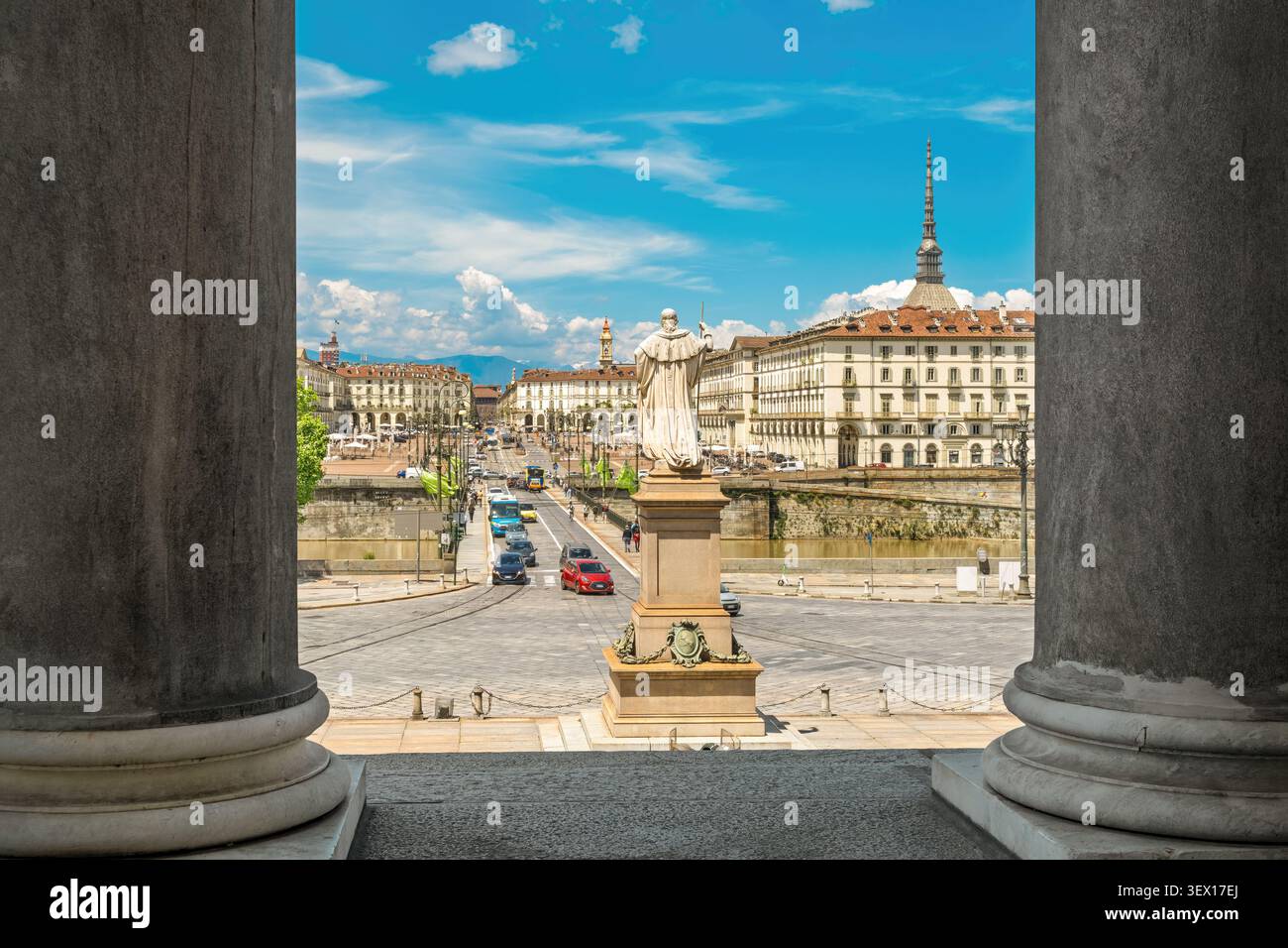 Paysage urbain de Turin avec mole Antonelliana encadrée par des colonnes de l'église Gran Madre di Dio à Turin, Italie Banque D'Images