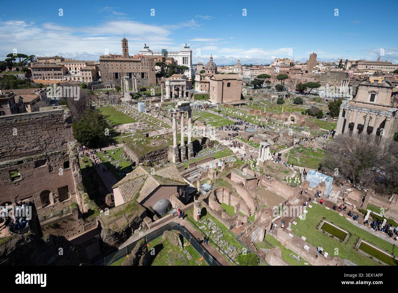 ROME, ITALIE - 26 mars 2026 : vue panoramique en grand angle des ruines antiques du Forum Romanum rempli de touristes, avec l'Arc de Septimius Seve Banque D'Images