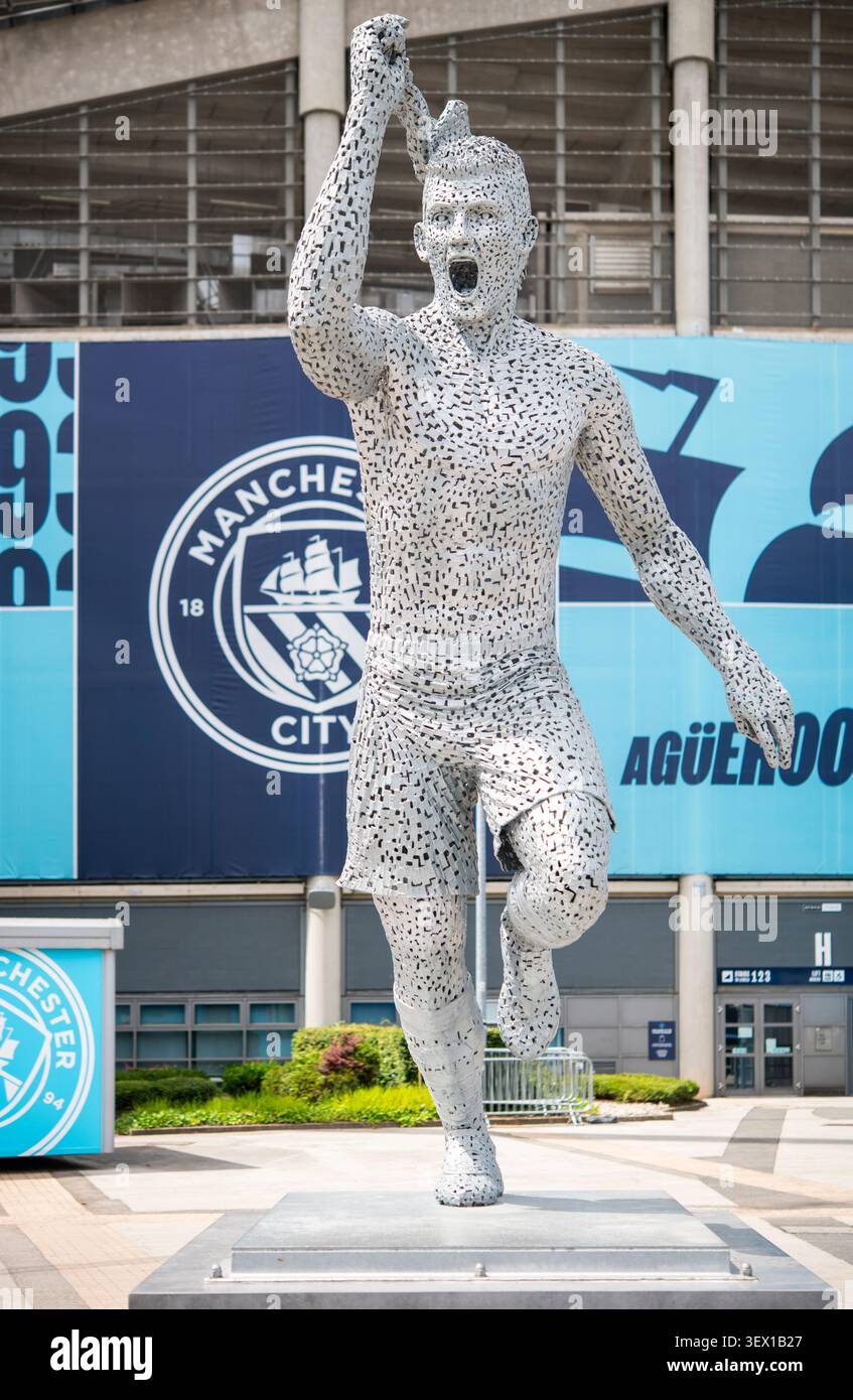 Statue de l'ancien footballeur de Manchester City Sergio Aguero devant le stade Etihad à Manchester, Angleterre, Royaume-Uni Banque D'Images