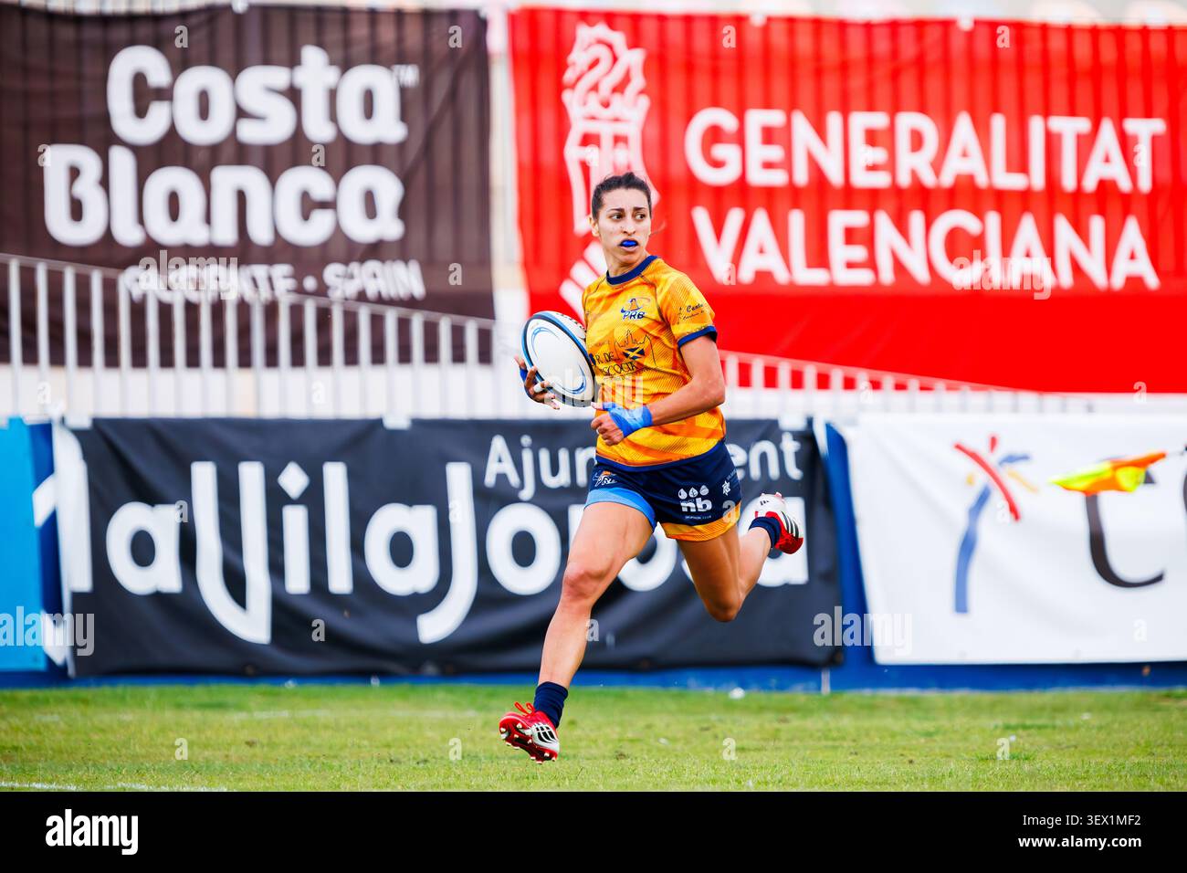 Villajoyosa, Alicante, Espagne.06-20-2026.Un tir dynamique capturant un joueur sprinant le long de la ligne de touche pendant le Club Rugby Banque D'Images