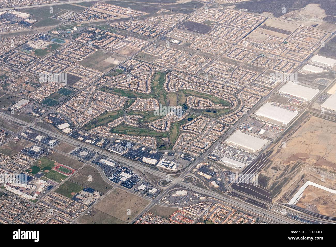 Vue aérienne sur le quartier de Summit Lakes à Fontana, California.dispose d'un parcours de golf au centre, entouré de maisons bien agencées Banque D'Images