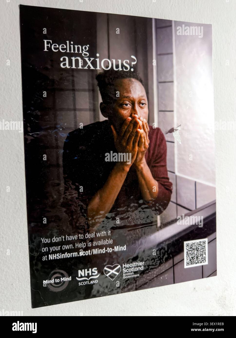 Santé mentale des hommes Vous vous sentez anxieux ? Affiche de santé publique affichée à Édimbourg, Écosse, Royaume-Uni. - atteindre les hommes dans le pub Banque D'Images