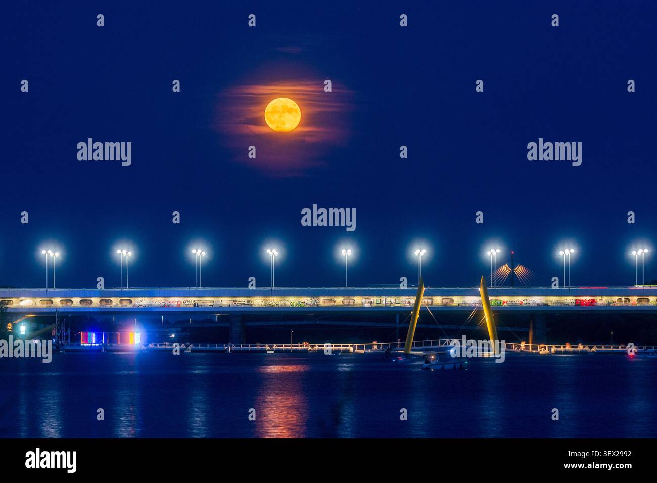 Pleine lune sur la rivière Neue Donau Nouveau Danube, pont Reichsbrücke, zones de loisirs Copa Beach et Pier 22 Vienne 22. Donaustadt Wien Autriche Banque D'Images