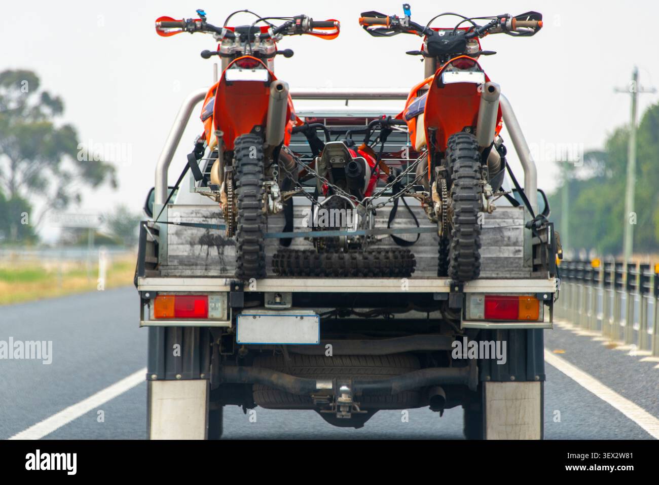 Transport de vélos tout terrain sur l'autoroute Banque D'Images