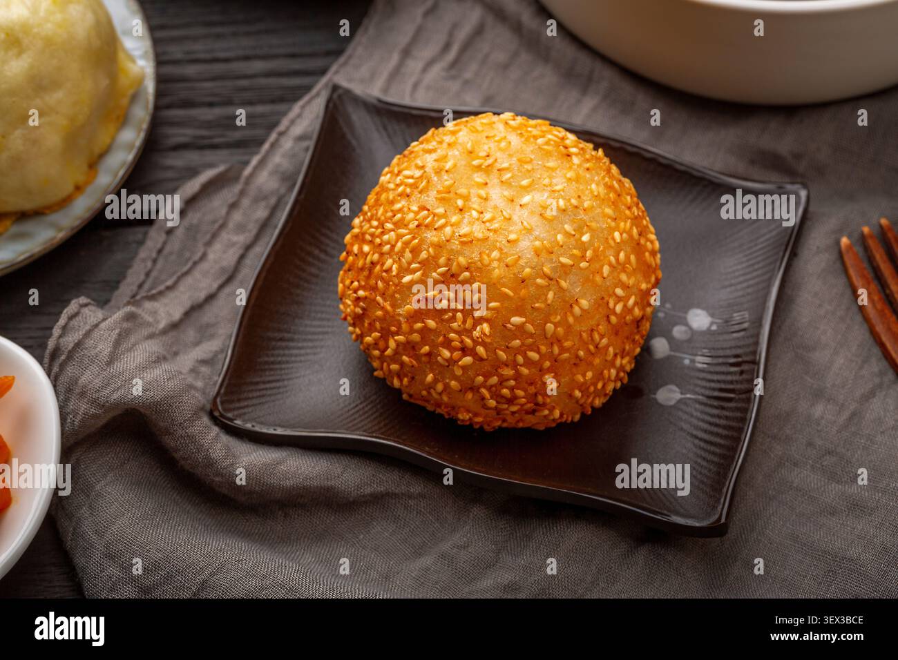 Boule de sésame dorée frite avec pâtisserie chinoise traditionnelle fourrée sucrée Banque D'Images