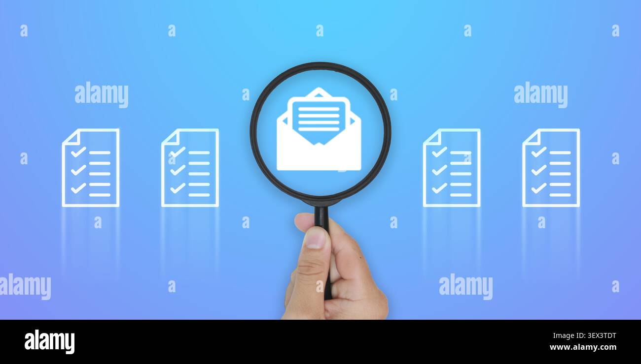 Audit de la communication, examen des documents, vérification de la correspondance professionnelle et suivi des données dans les systèmes de flux de travail numériques.Loupe focalisée sur Banque D'Images