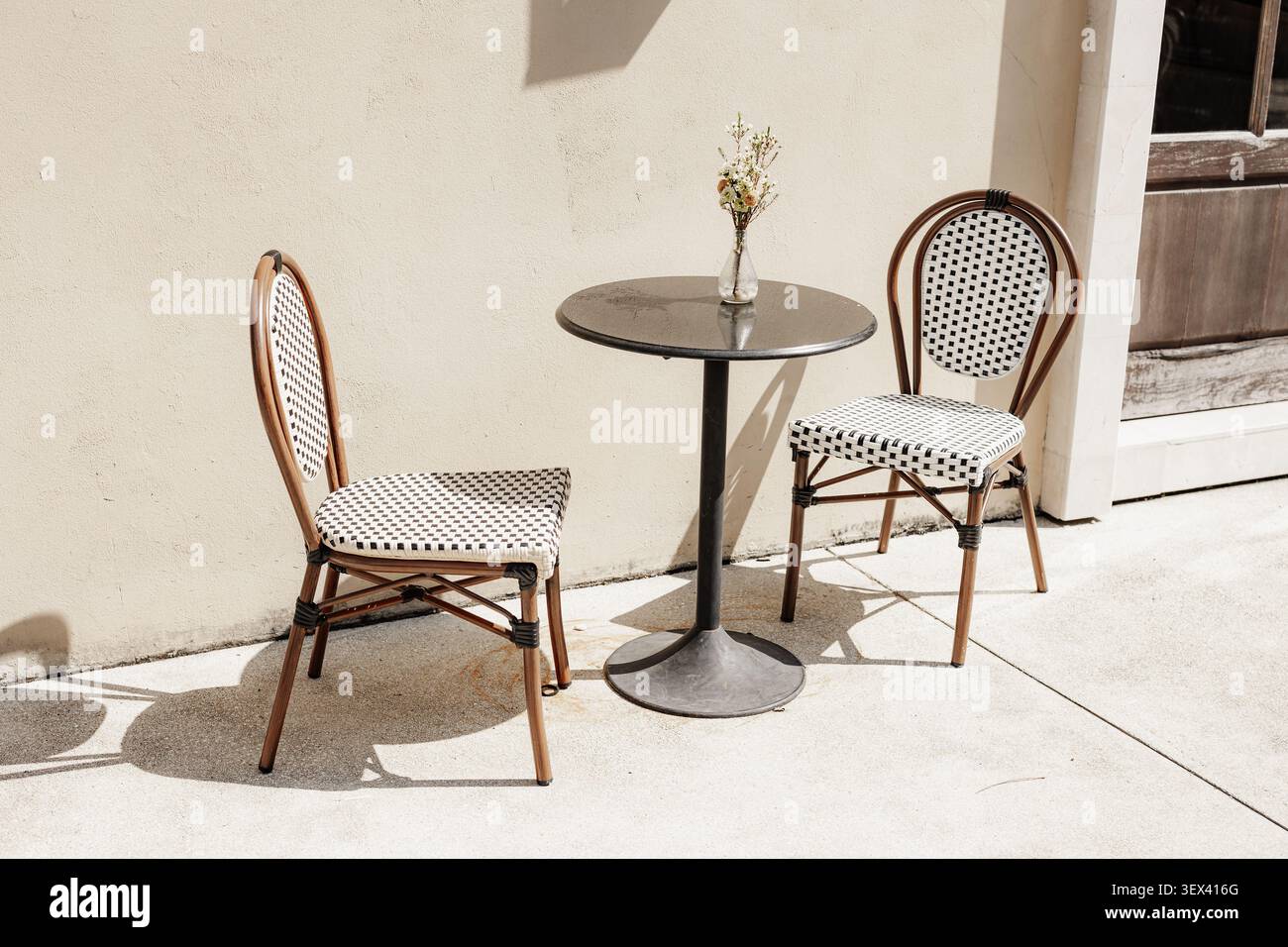 Table extérieure et ensemble de chaises, espace salon de restaurant ou de café dans la rue de style vintage publique Banque D'Images