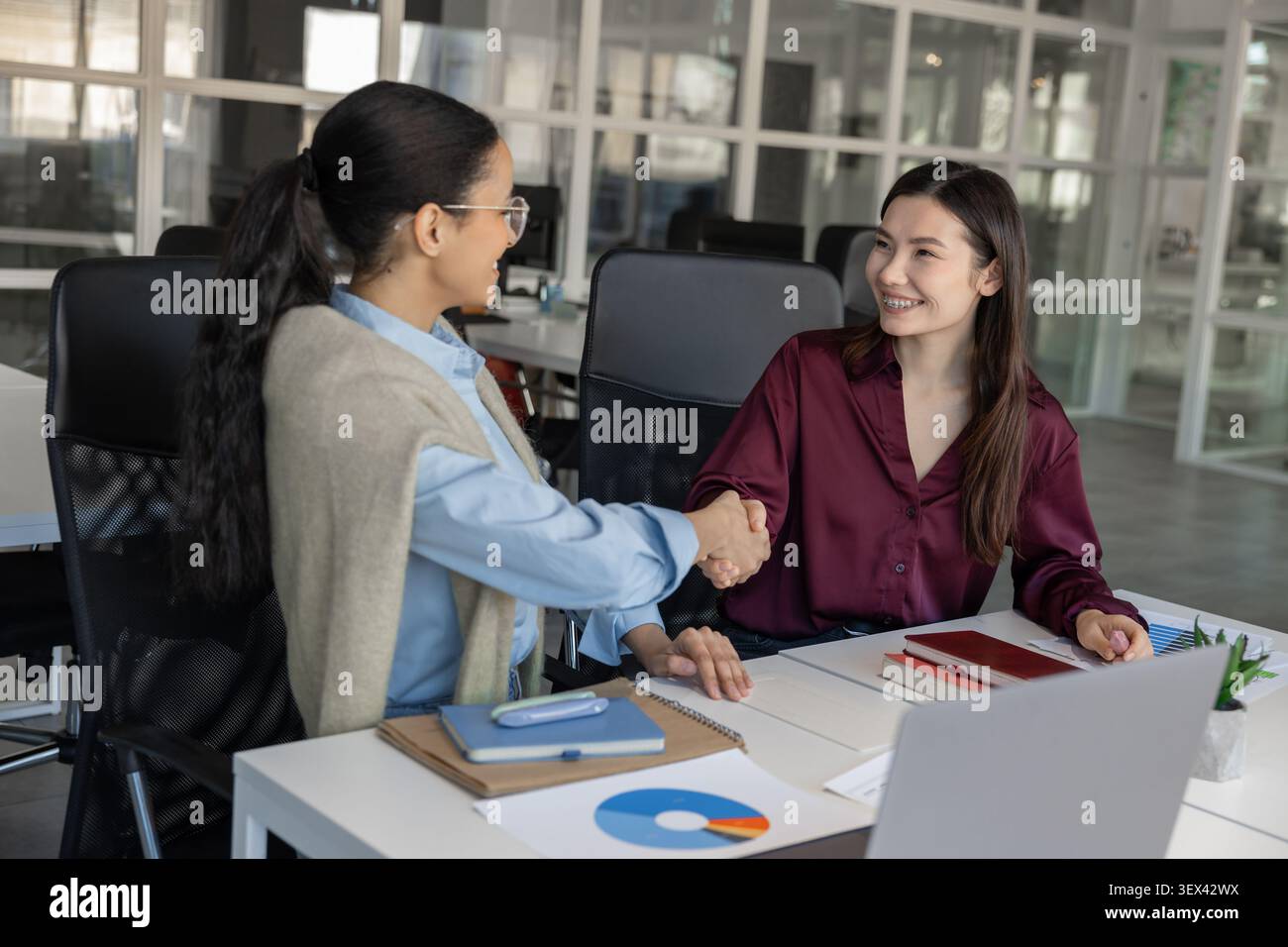 Deux jeunes businesswomen shaking hands Banque D'Images