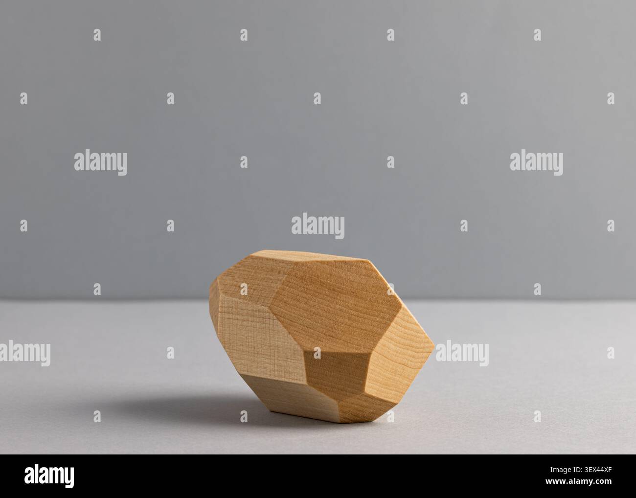 Sculpture géométrique en bois sur fond gris minimaliste pour l'inspiration du design moderne Banque D'Images