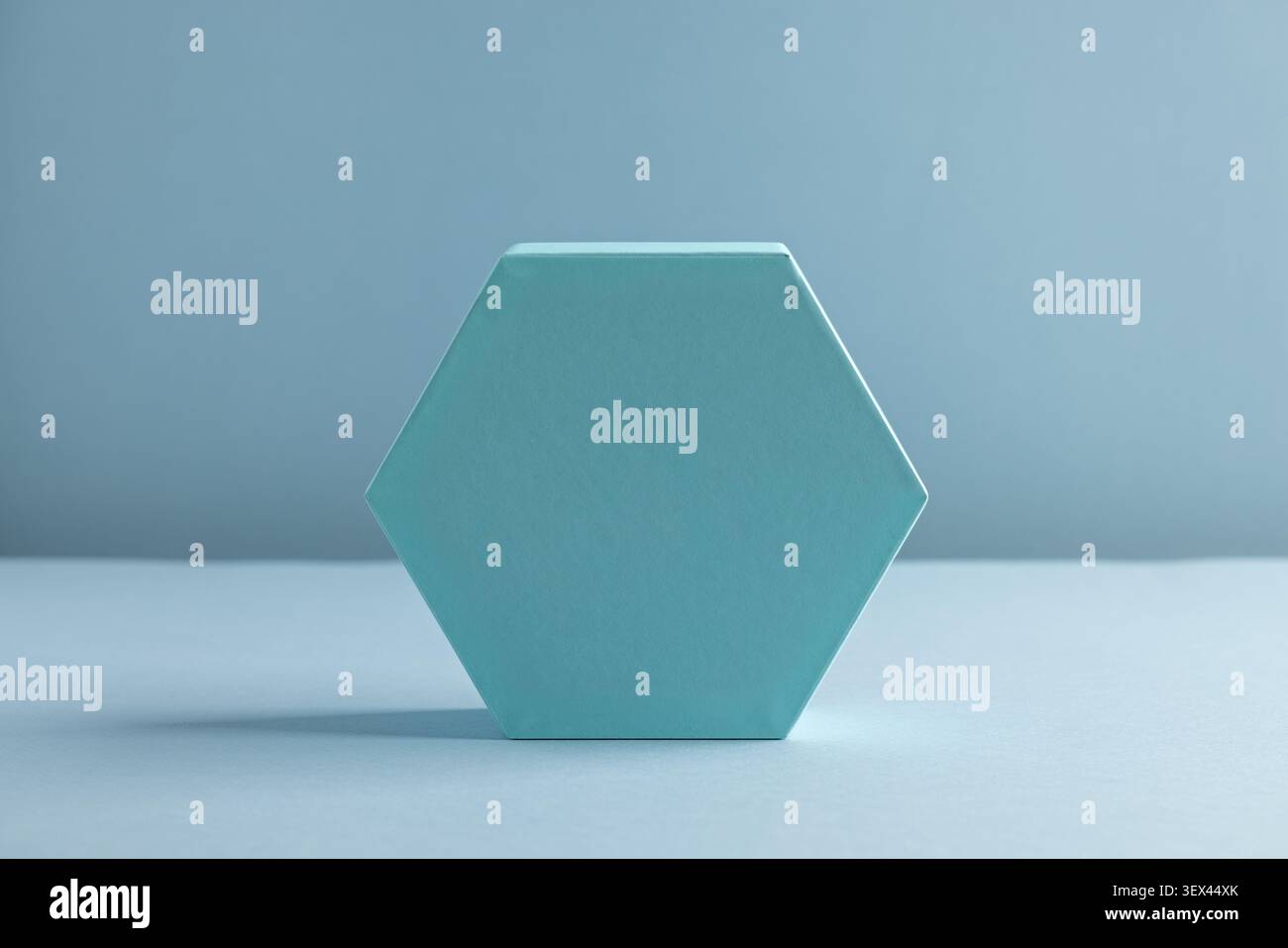 Boîte hexagonale bleue minimaliste pour les projets de design et de décoration modernes Banque D'Images