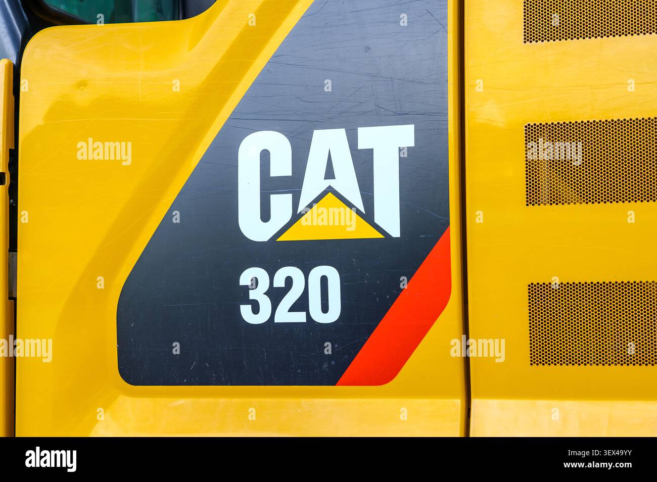 Iserlohn, Allemagne - 21 juin 2026 : gros plan du panneau de carrosserie de la pelle hydraulique Caterpillar 320 avec logo CAT. Banque D'Images