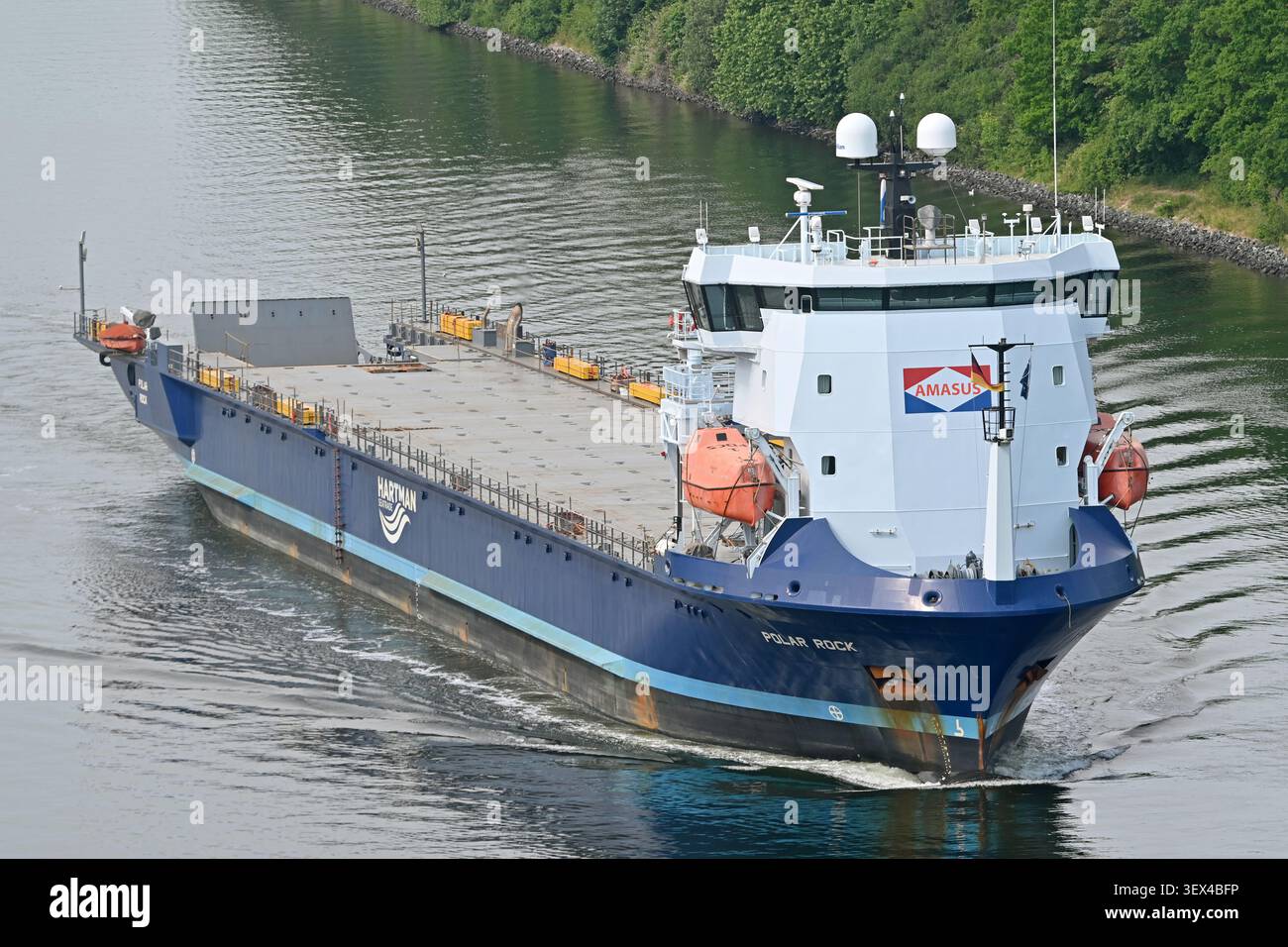 Navire cargo général POLAR ROCK passant le canal de Kiel Banque D'Images