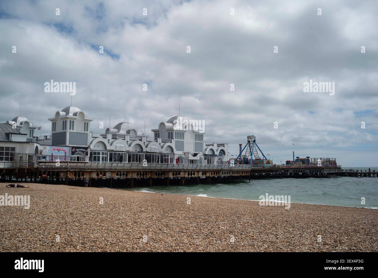 Southsea Pier dans le Hampshire, la ville balnéaire où les hipsters et les week-ends de cerf se heurtent, Angleterre, Royaume-Uni Banque D'Images