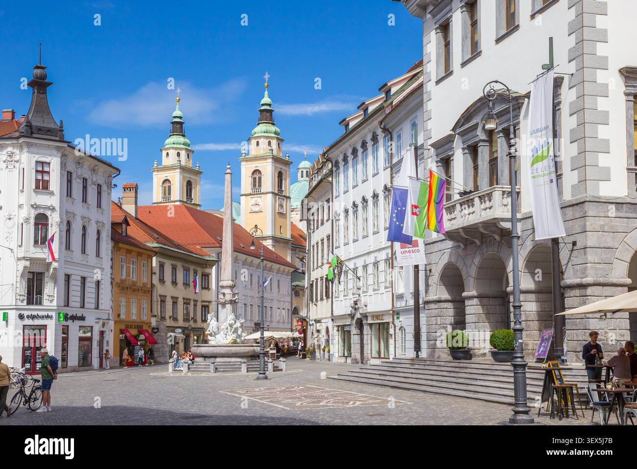 La mairie et la fontaine Robba se trouvent sous les tours distantes de la cathédrale à Ljubljana, Slovénie Banque D'Images