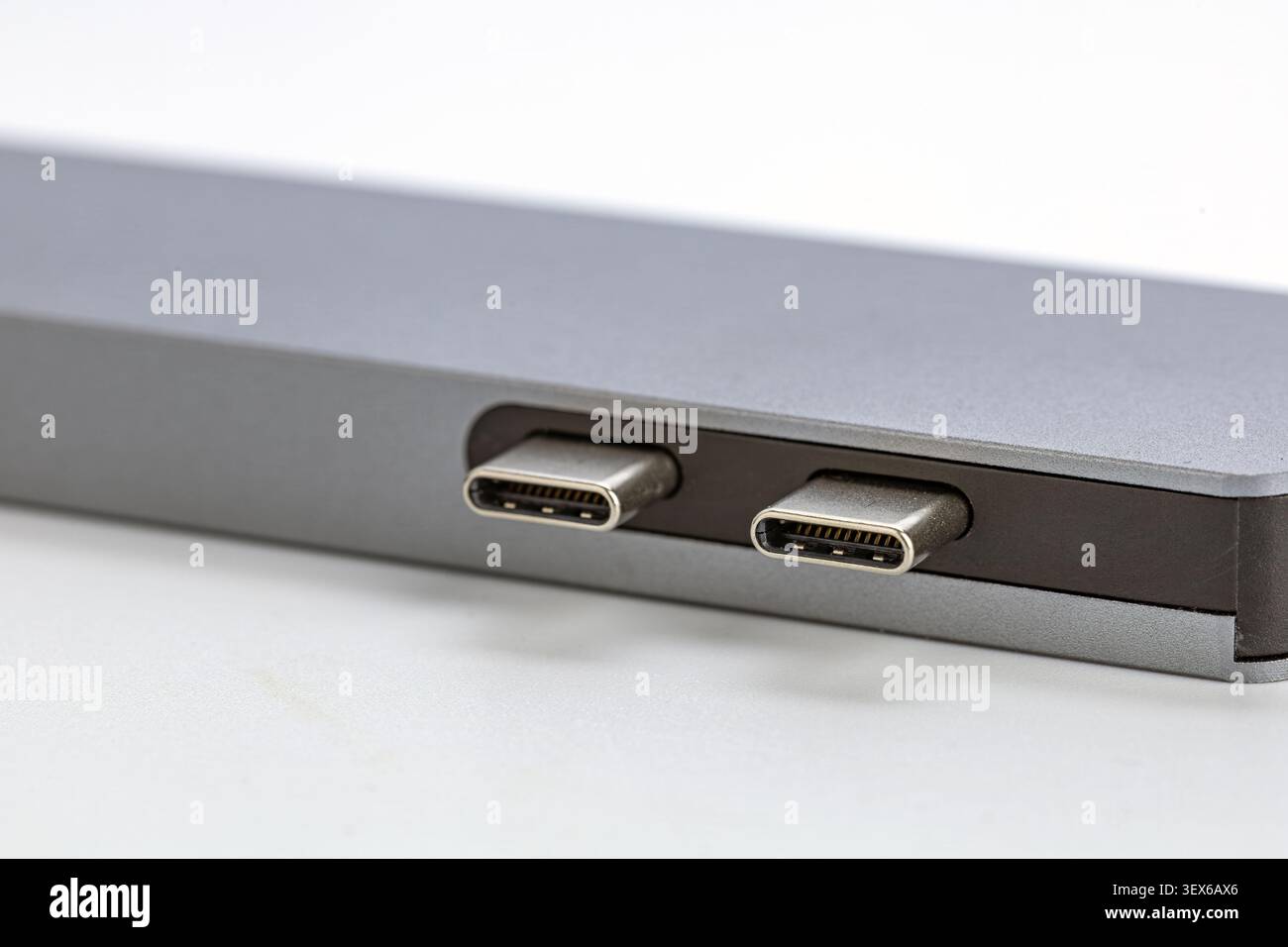 Macro gros plan de deux ports USB type-C intégrés dans le côté d'un ordinateur portable moderne en aluminium argenté montrant le connecteur métallique détaillé p Banque D'Images