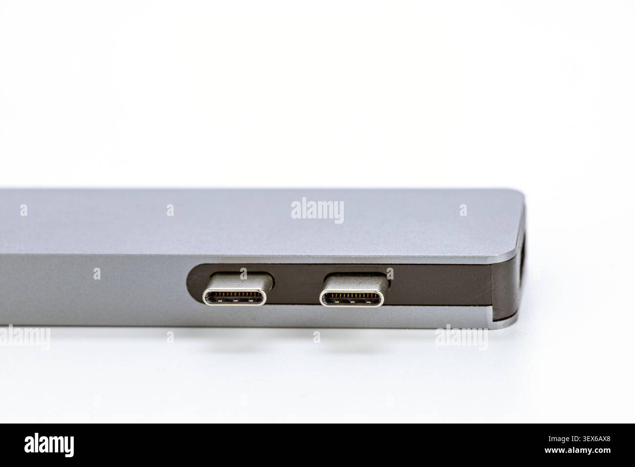 Plan macro détaillé de deux ports USB type-C sur le côté d'un ordinateur portable moderne en aluminium argenté, mettant en valeur l'ingénierie de précision et la connectivité Banque D'Images