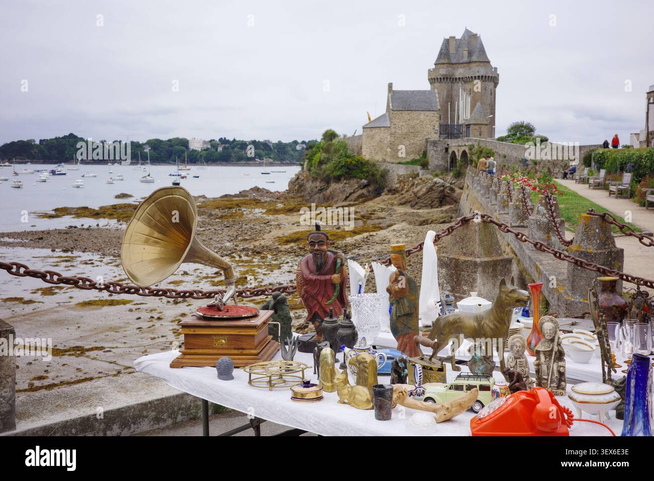 Saint Malo. France. Marché aux puces / brocantes sur le quai à Solidor. Banque D'Images
