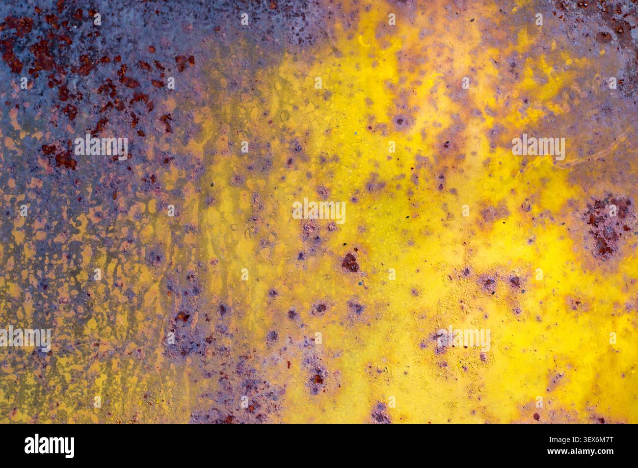 Fond en métal rouillé abstrait avec une texture jaune et violette vif altérée par les intempéries Banque D'Images
