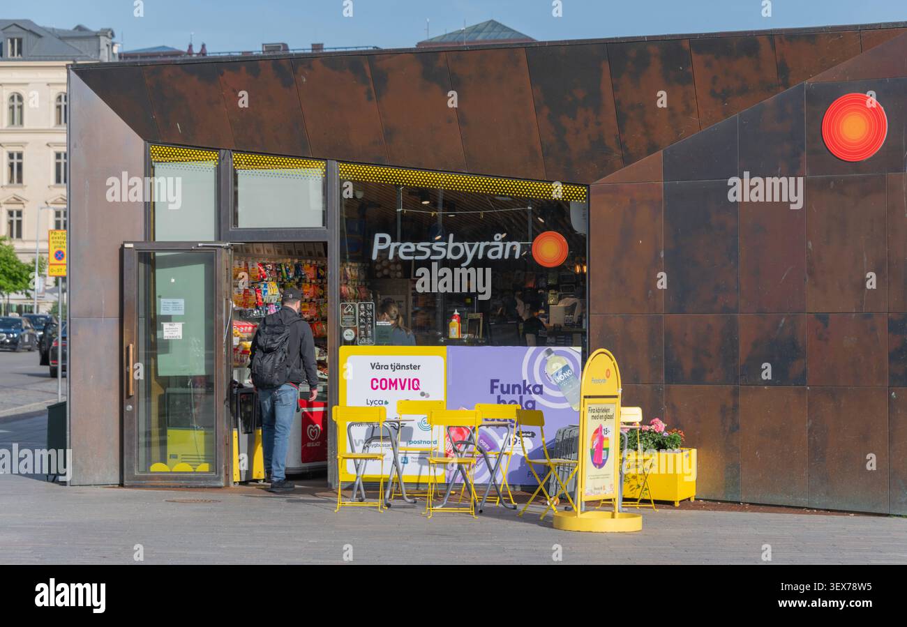 Pressbyran dépanneur avec sièges à l'extérieur, front de mer, Stockholm, Suède Banque D'Images
