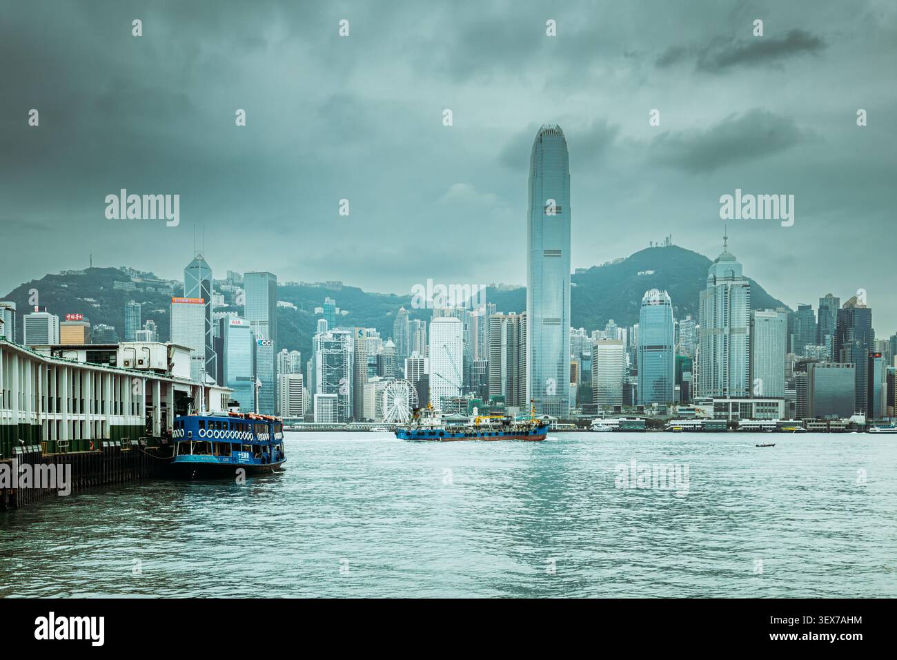 Le Blue Star Ferry traverse le port Victoria près de Central Skyline Banque D'Images