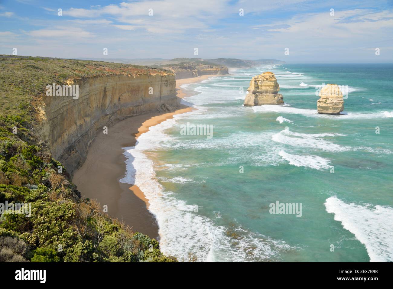 Australie, Victoria, Parc national de Port Campbell, Great Ocean Road, Port Campbell, Twelve Apostles, vue est et sud-est des empilements de roches calcaires, des falaises et des plages battues par les vagues de l'océan Austral Banque D'Images