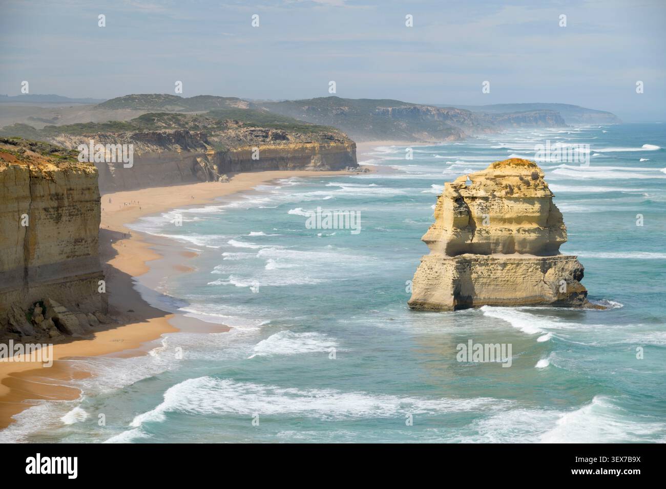 Australie, Victoria, Parc national de Port Campbell, Great Ocean Road, Port Campbell, Twelve Apostles, vue est et sud-est des empilements de roches calcaires, des falaises et des plages battues par les vagues de l'océan Austral Banque D'Images