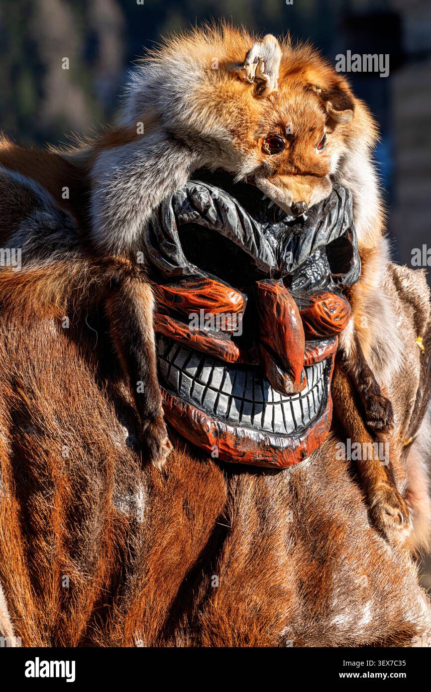 Suisse, Valais, Vallée du Lötschental, village de Wiler, Carnaval de Tschaggattas, les costumes Tschaggattas sont faits de peaux d'animaux, de masques en bois et de crin de cheval Banque D'Images