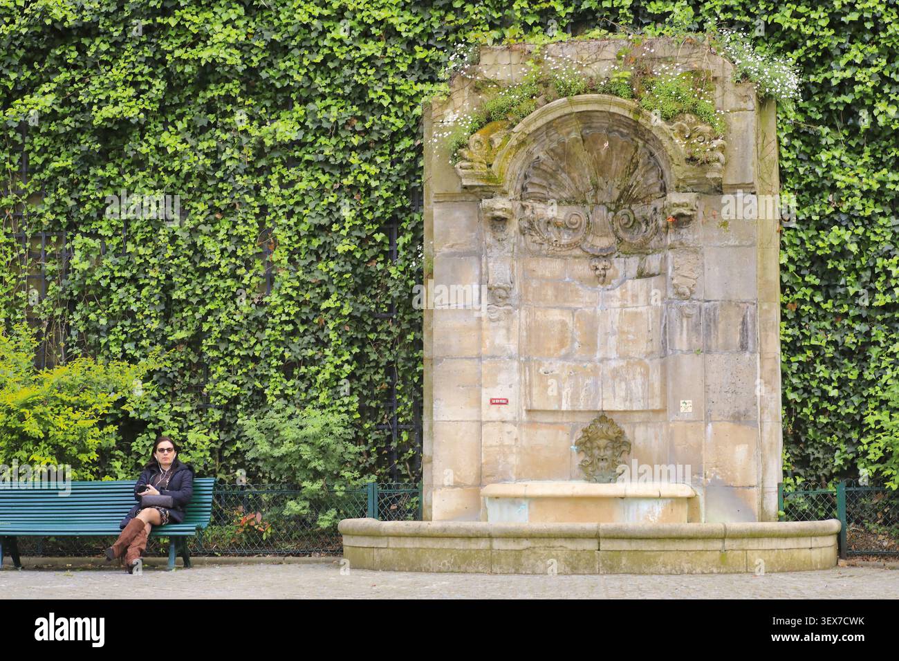 France, Paris, Square Paul Langevin (XIXe siècle), fontaine du XVIIIe siècle Banque D'Images