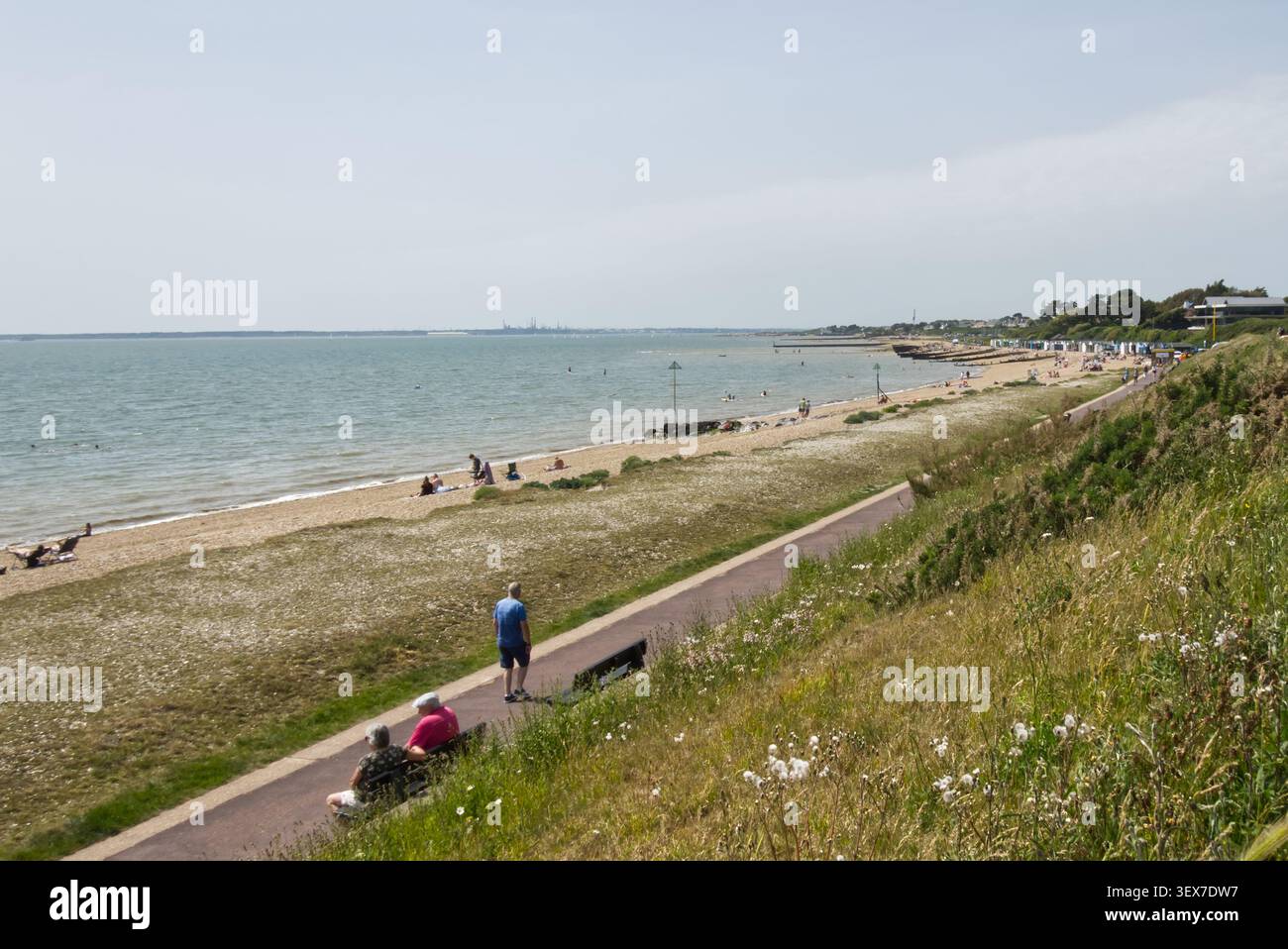 Plage et front de mer à Lee-on-Solent dans le Hampshire, Angleterre. Avec des gens appréciant la plage et la promenade. Banque D'Images