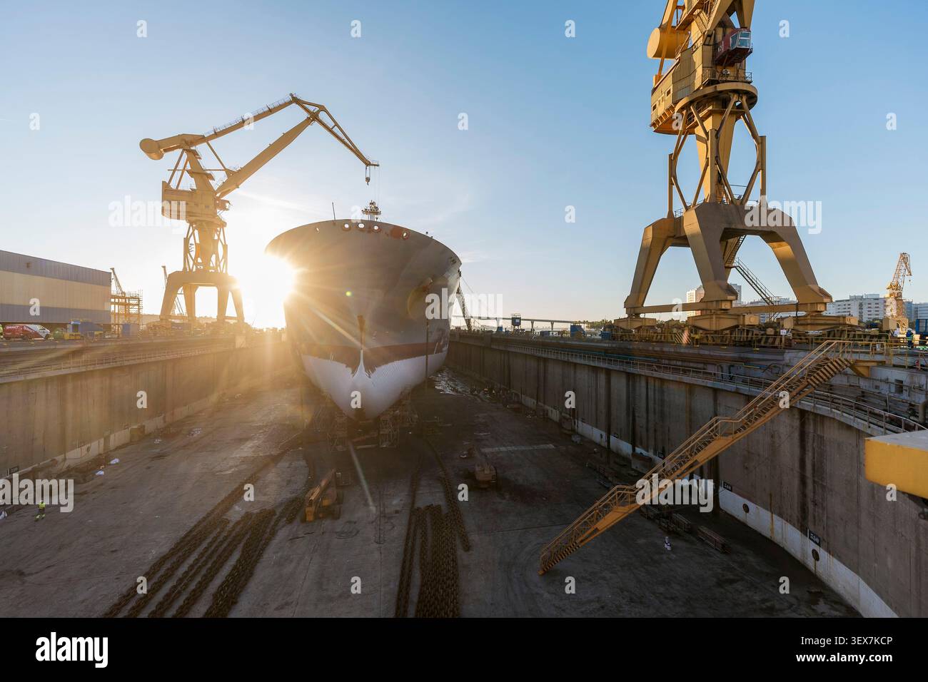 Espagne, Andalousie, Cadix, cargo en cale sèche pour la maintenance au chantier naval Banque D'Images