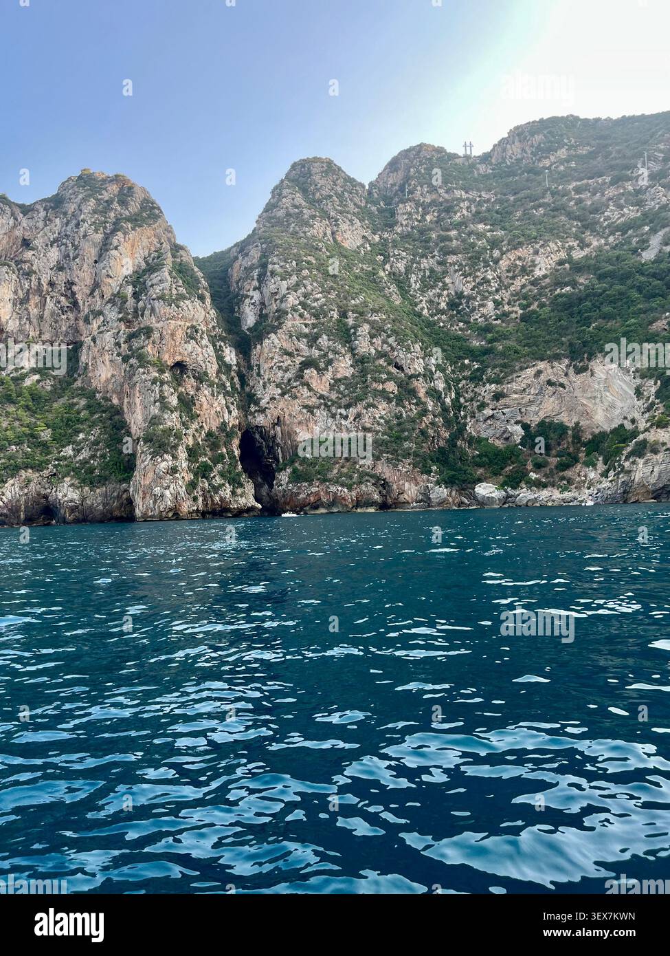 Vue panoramique depuis la mer Méditerranée sur les falaises rocheuses massives du parc national du mont Gouraya avec une entrée naturelle de la grotte marine, Bejaia, Algérie. - Image de stock capturée avec un smartphone