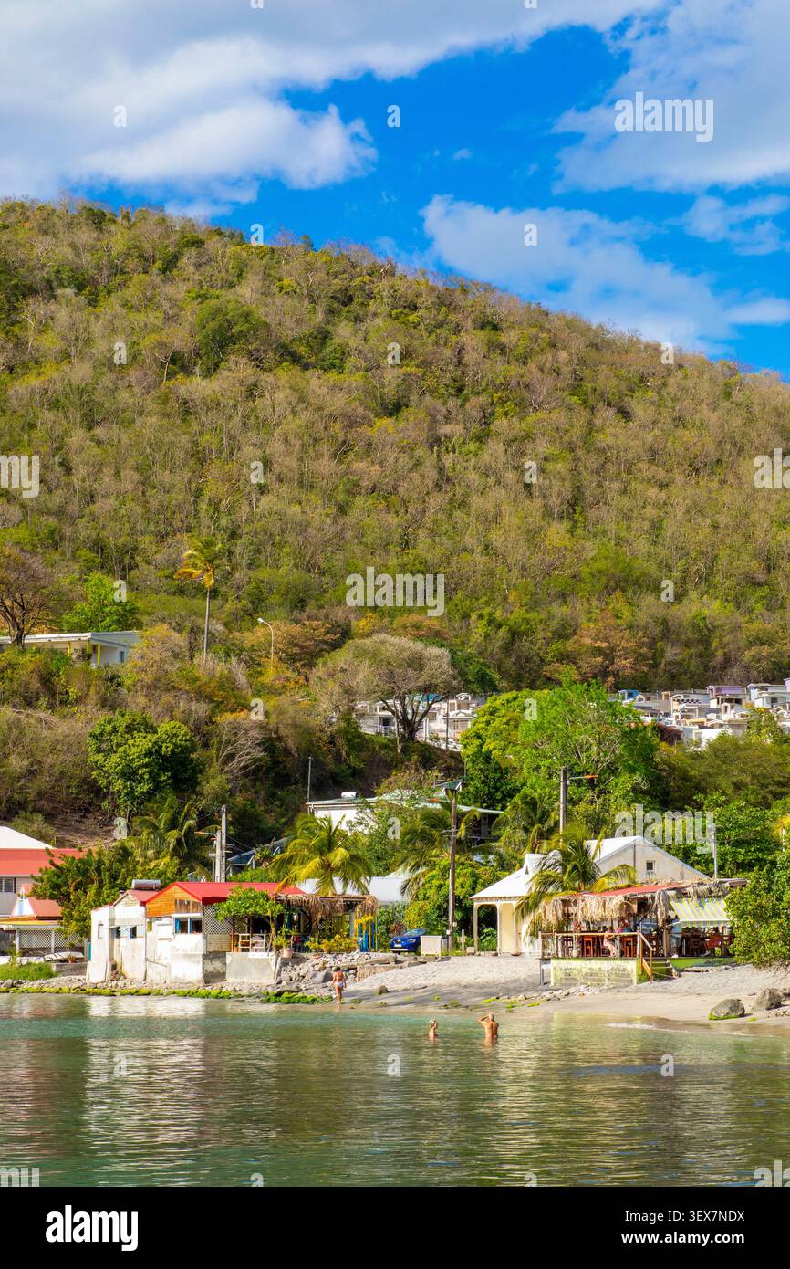France, Guadeloupe, basse-Terre, Deshaies, la commune avec ses maisons créoles Banque D'Images