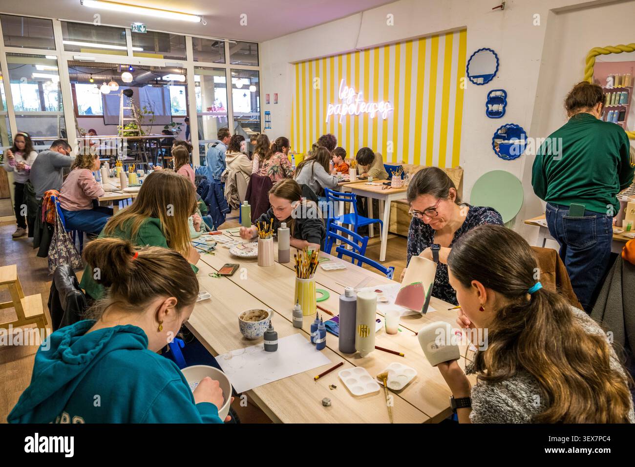 France, Finistère, Brest, PAM, ancienne imprimerie devenue une troisième place, les PAM'Poteuses, café céramique, combinaison d'un café et d'un atelier de peinture céramique Banque D'Images