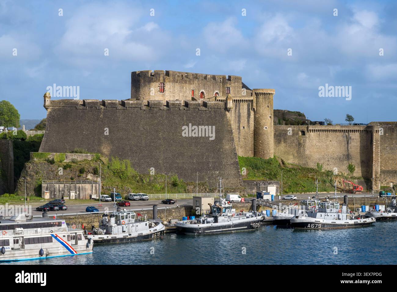 France, Finistère, Brest, l'arsenal, le port militaire est une base navale de la Marine nationale dominée par le château qui abrite le musée maritime national à l'embouchure de la rivière Penfeld Banque D'Images
