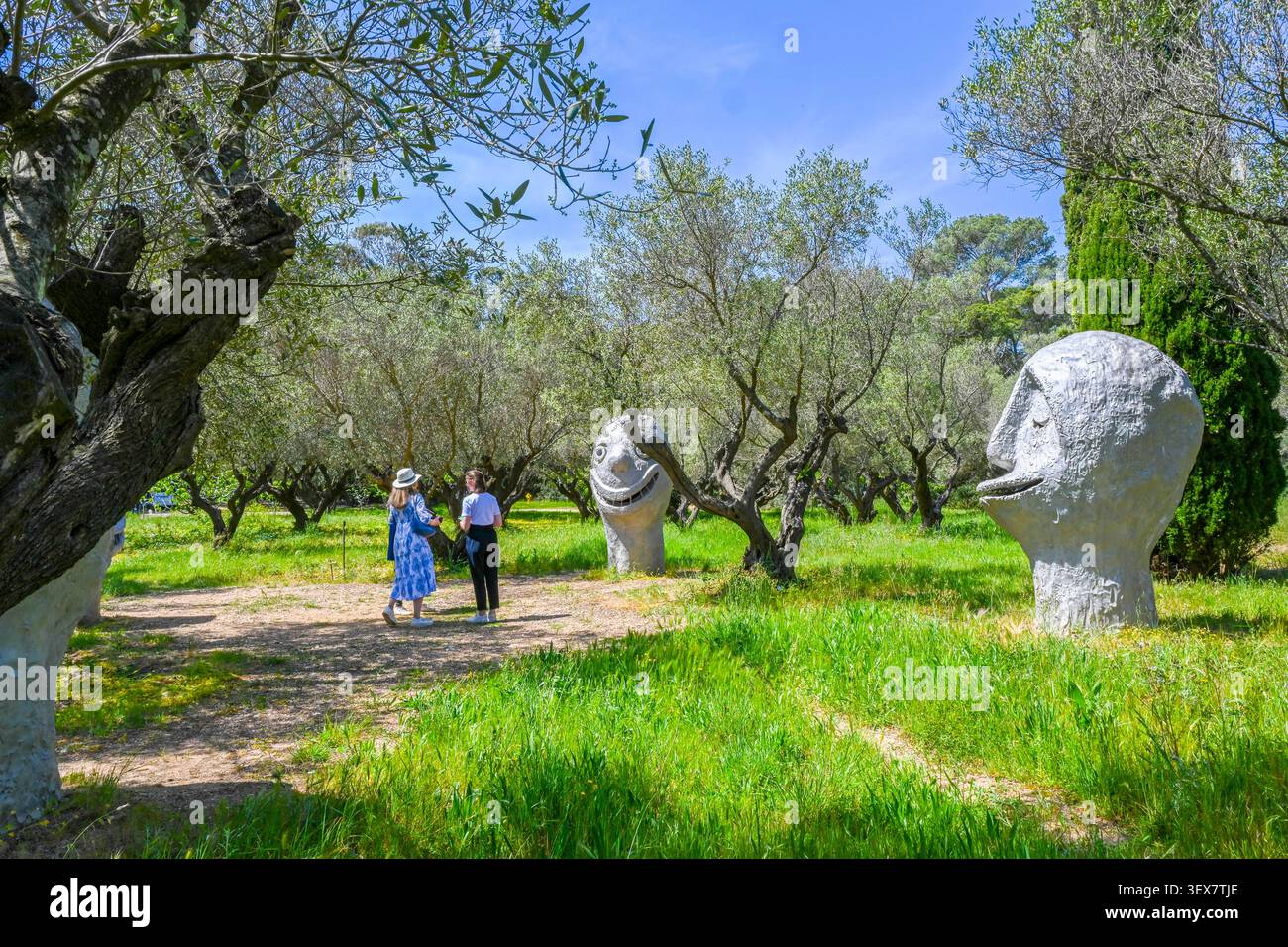 France, Var, Hyères, Îles Hyères, Parc national de Port Cros, Île de Porquerolles, Fondation Carmignac, four Seasons, 2018. Aluminium. Quatre têtes aux quatre points cardinaux symbolisent les quatre saisons. Banque D'Images
