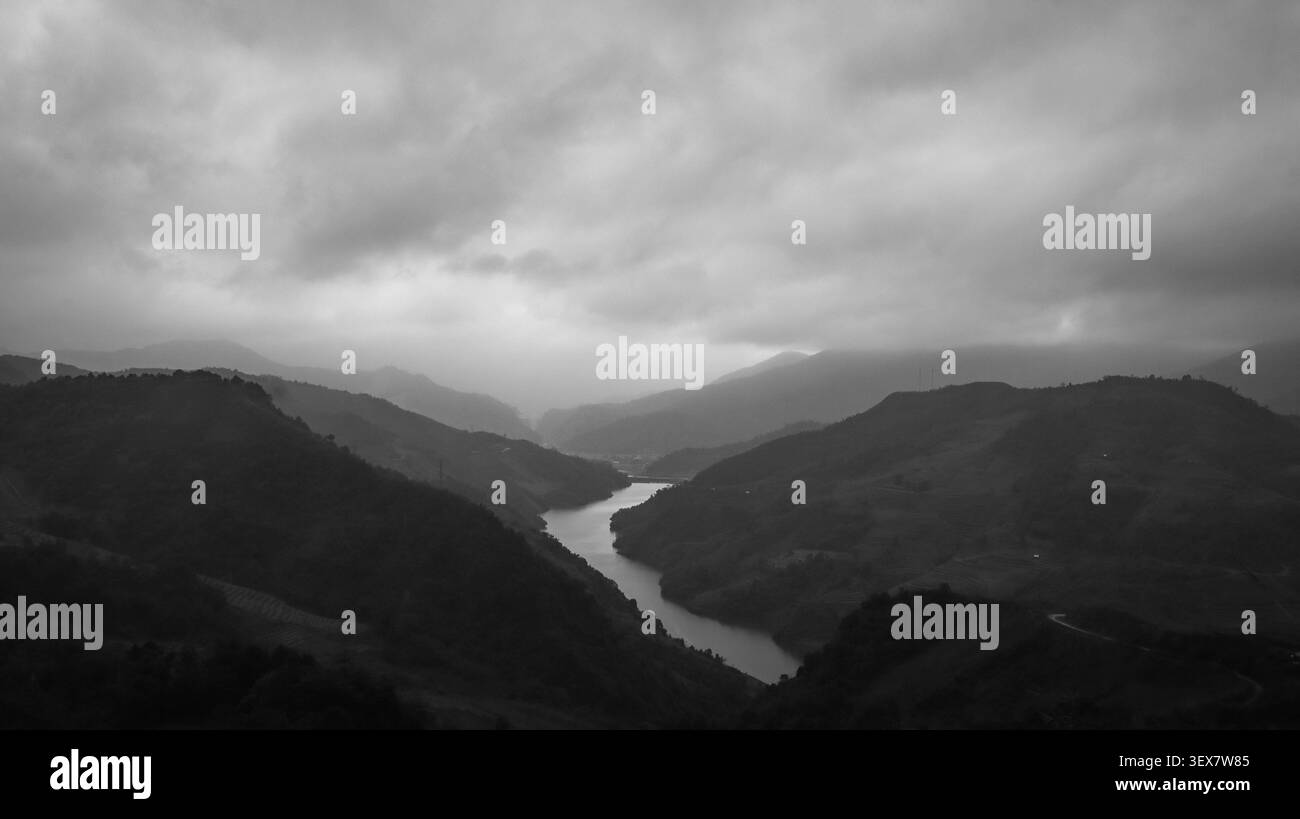 Vue monochrome épique de la rivière Nho que et ma Pi Leng Canyon Ha Giang Vietnam Banque D'Images