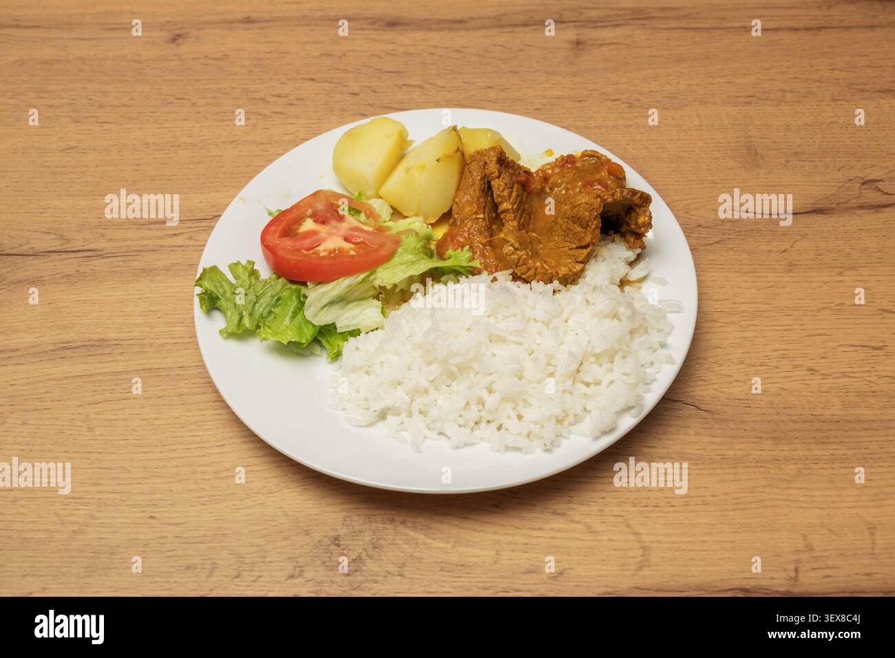 Une assiette profonde de ragoût de bœuf, mijoté dans son propre jus avec des oignons, des tomates, des poivrons et des épices, Banque D'Images