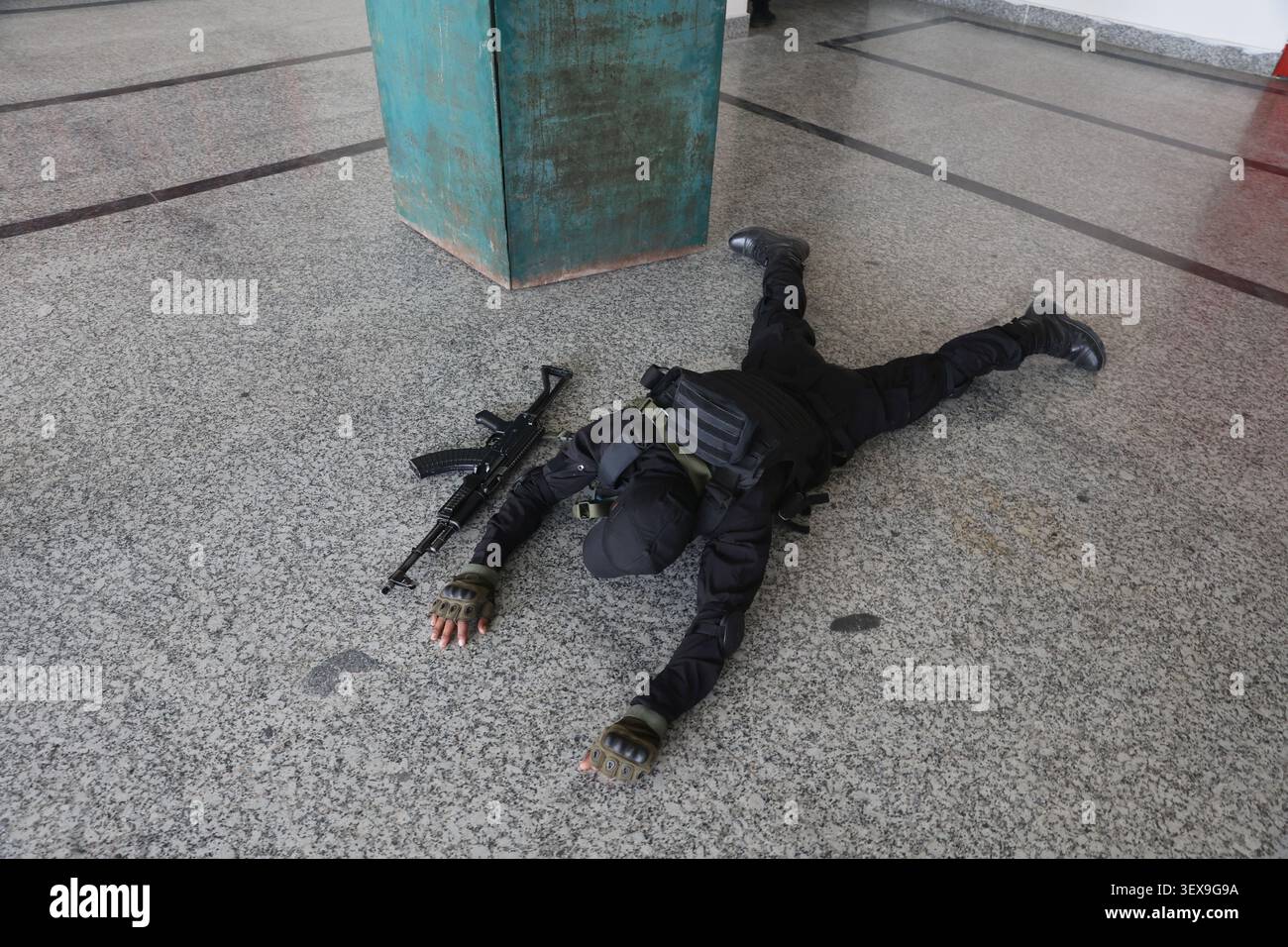 SRINAGAR, INDE - JUIN 30 : le personnel du Groupe d'opérations spéciales (SOG) de la police du Jammu-et-Cachemire prend part à un exercice simulé avant le pèlerinage hindou annuel Amarnath Yatra le 30 juin 2026 dans la banlieue de Srinagar, en Inde. Le pèlerinage annuel de 57 jours au sanctuaire grotte Amarnath de 3 880 mètres de haut devrait commencer le 3 juillet à partir de deux itinéraires, le traditionnel chemin Nunwan-Pahalgam de 48 km dans le district d'Anantnag et le chemin Baltal de 14 km plus court mais plus raide dans le district de Ganderbal. Le premier groupe de pèlerins partira de Bhagwati Nagar Yatri Niwas à Jammu le 2 juillet. (Photo de Waseem et Banque D'Images