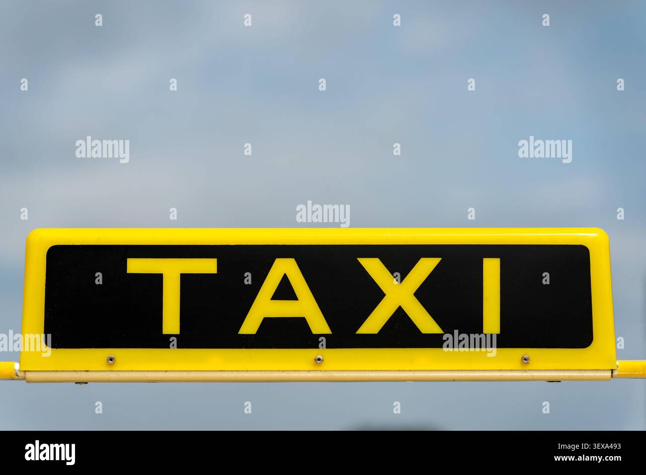 Vintage Taxi signe sur le toit de la voiture près Banque D'Images