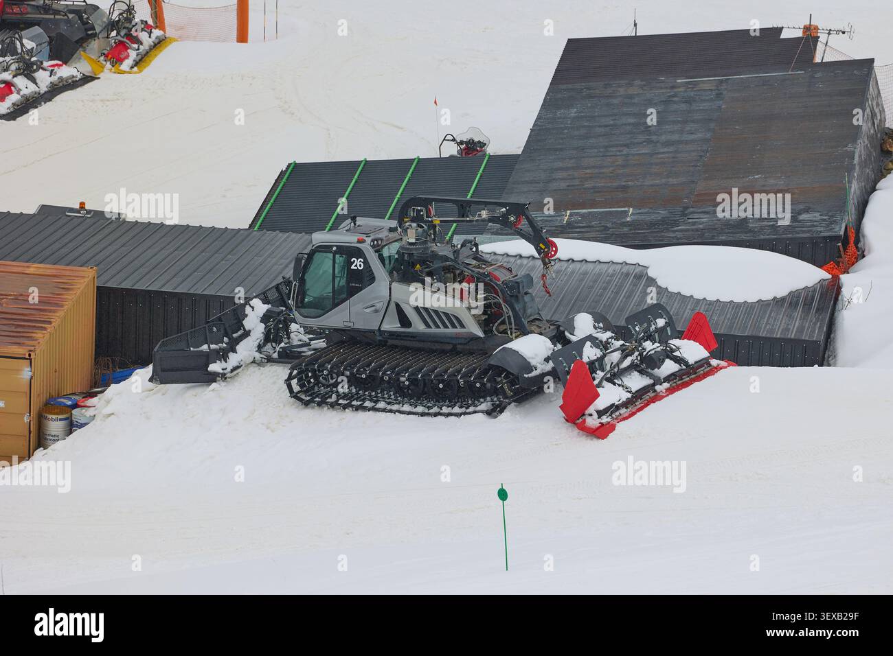 Tondeuse à neige machines de ratrack de chat à la station de ski. Cerler, Espagne - 07 mars 2024. Banque D'Images