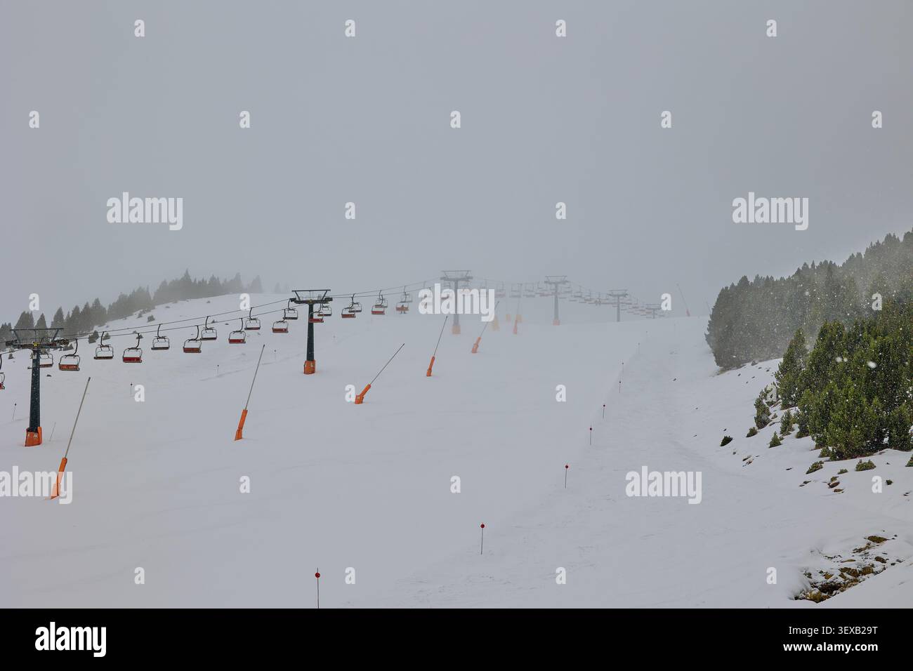 Remontée mécanique avec piste de ski en arrière-plan à la station de ski de Cerler. Cerler, Espagne - 07 mars 2024 Banque D'Images
