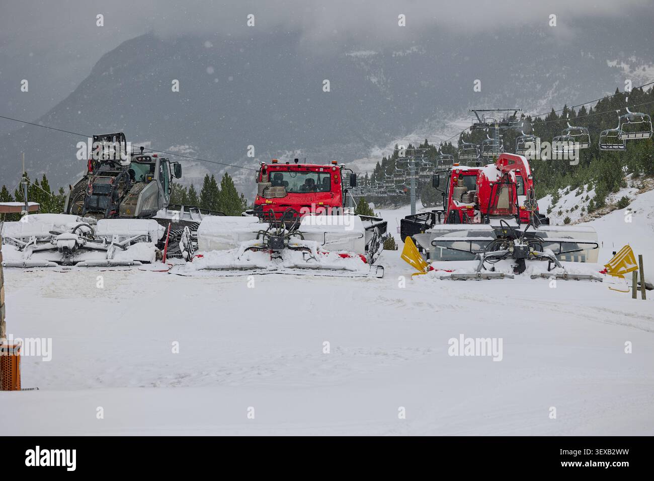 Tondeuse à neige machines de ratrack de chat à la station de ski. Cerler, Espagne - 07 mars 2024 Banque D'Images