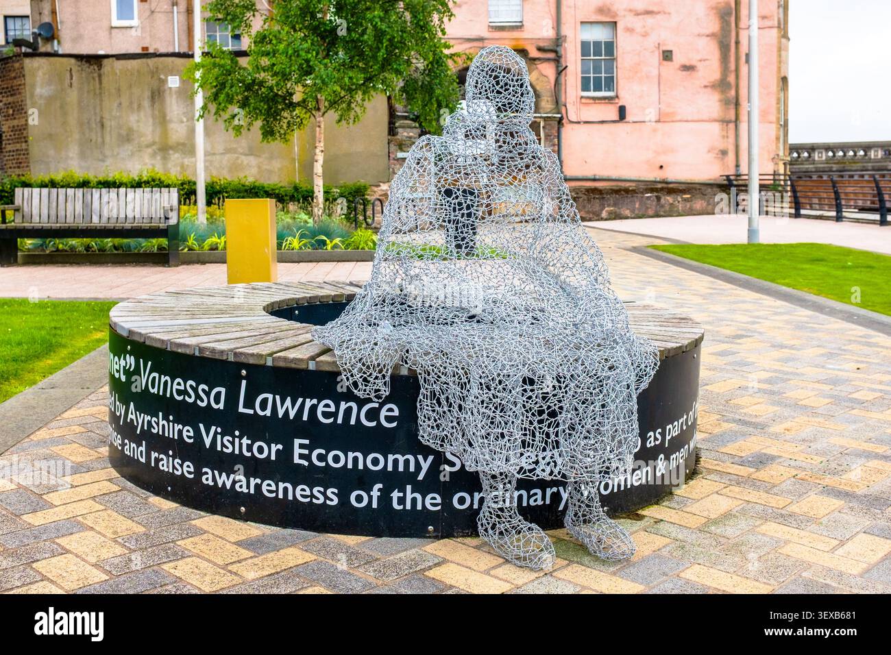 Une sculpture en fil de fer de l'artiste locale Vanessa Lawrence a été installée à l'extérieur du Cutty Sark Centre sur Ayr High Street Banque D'Images