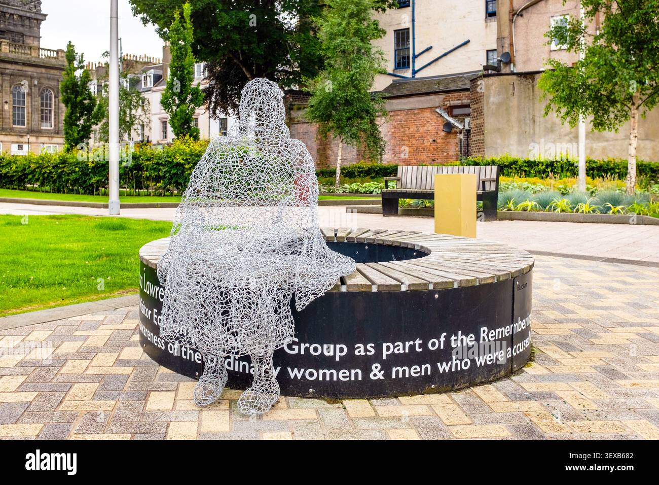 Une sculpture en fil de fer de l'artiste locale Vanessa Lawrence a été installée à l'extérieur du Cutty Sark Centre sur Ayr High Street Banque D'Images