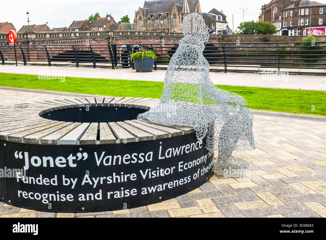 Une sculpture en fil de fer de l'artiste locale Vanessa Lawrence a été installée à l'extérieur du Cutty Sark Centre sur Ayr High Street Banque D'Images