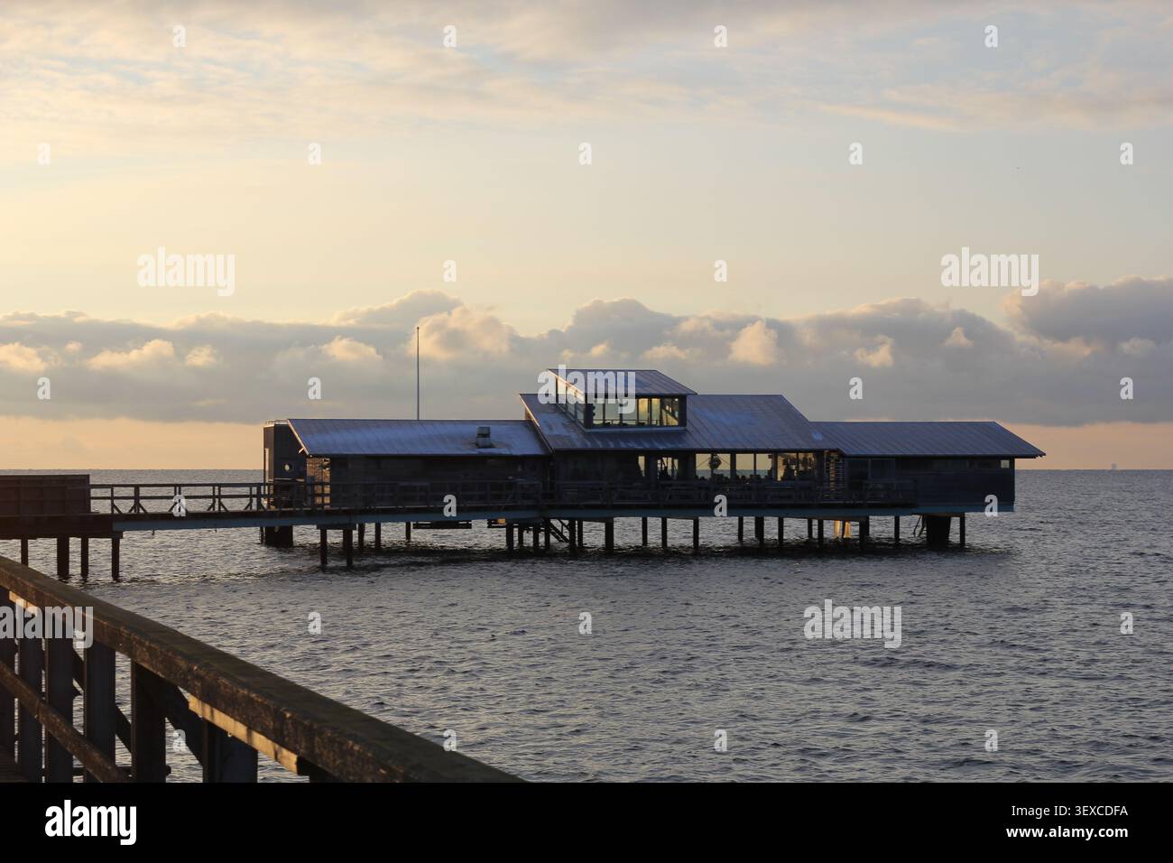 Restaurant Bjärred Saltsjöbad sur pilotis au coucher du soleil sur le détroit de Öresund Banque D'Images
