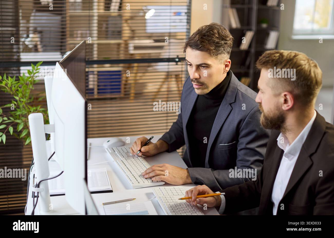Deux hommes d'affaires analysant les données sur ordinateur de bureau au bureau, finance le travail d'équipe Banque D'Images