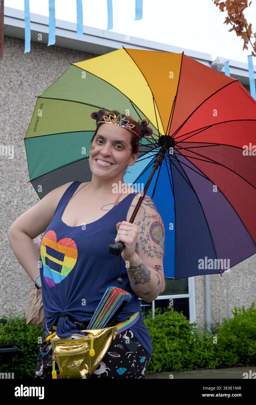 Un participant à l'événement Pride in the Park 2026 soutenant la communauté LGBTQ+. Banque D'Images