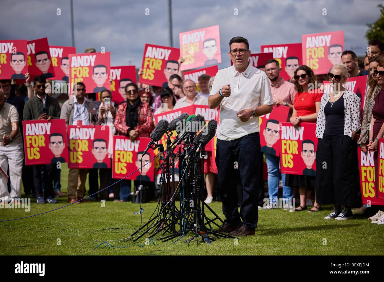 Andy Burnham à Ashton FC après sa victoire à l'élection partielle de Makerfield Banque D'Images