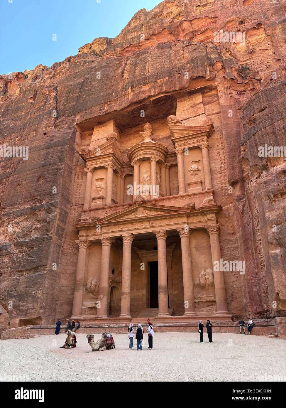 Trésor de Pétra en Jordanie entouré de falaises de grès rouge - Image de stock capturée avec un smartphone